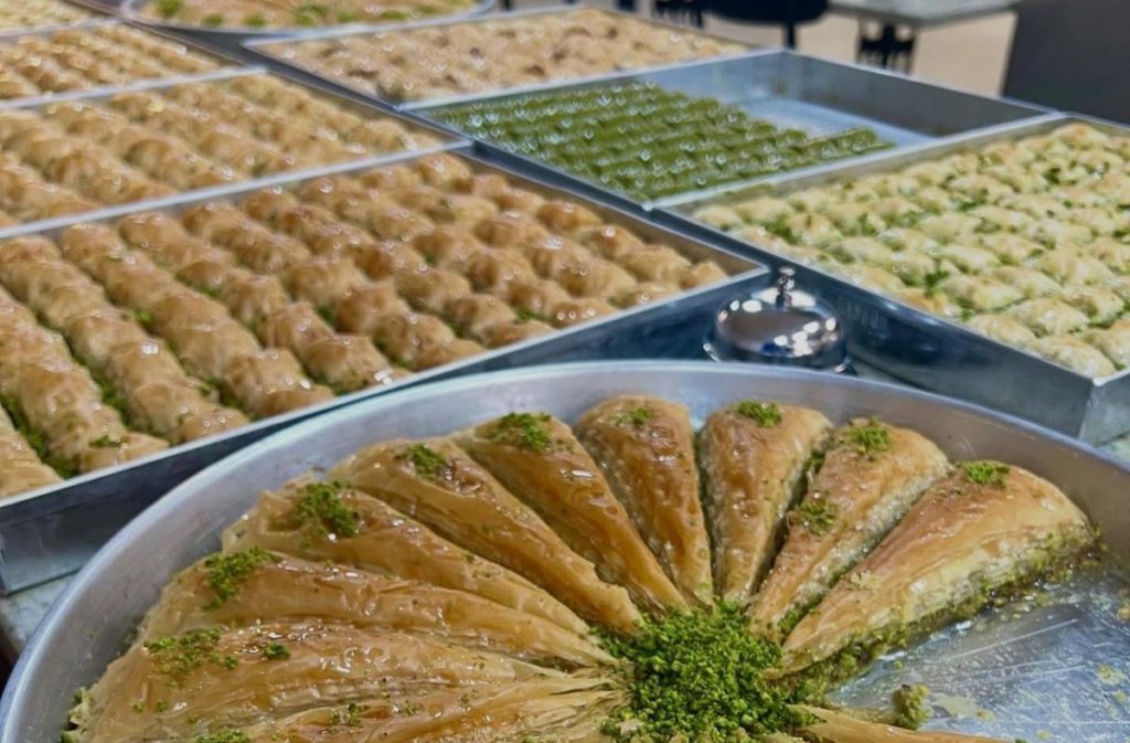 V centru Prahy v pasáži Slovanského domu přibyl nový gurmánský hit: Tasty Tayfun láká na pravou tureckou baklavu